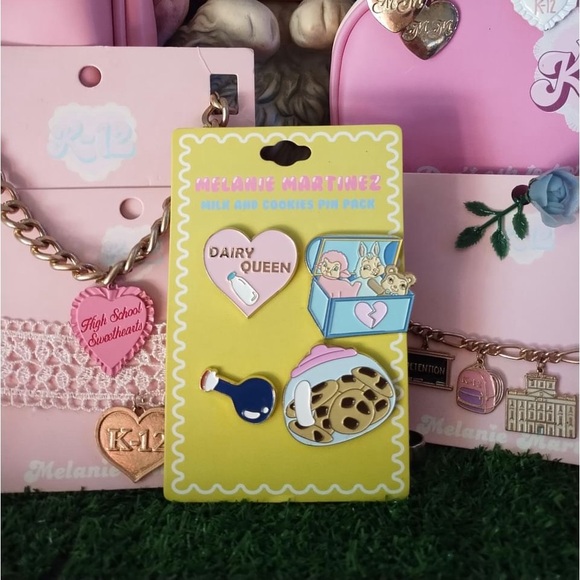 Milk and cookies!! Melanie Martinez pin - Picture 2 of 2
